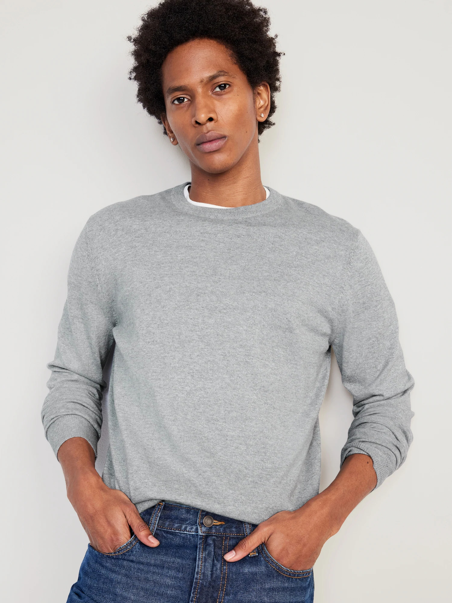 Lightweight sweaters in the realm of men's fashion, hold a unique position as transitional wardrobe staples that blend comfort with style.
