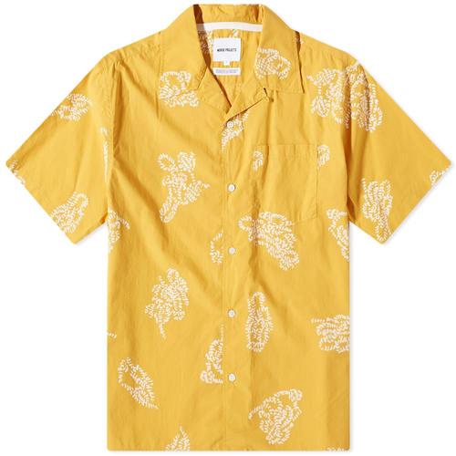 Men's vacation shirts are essential wardrobe pieces for stylish getaways. These shirts offer both comfort and style, allowing men