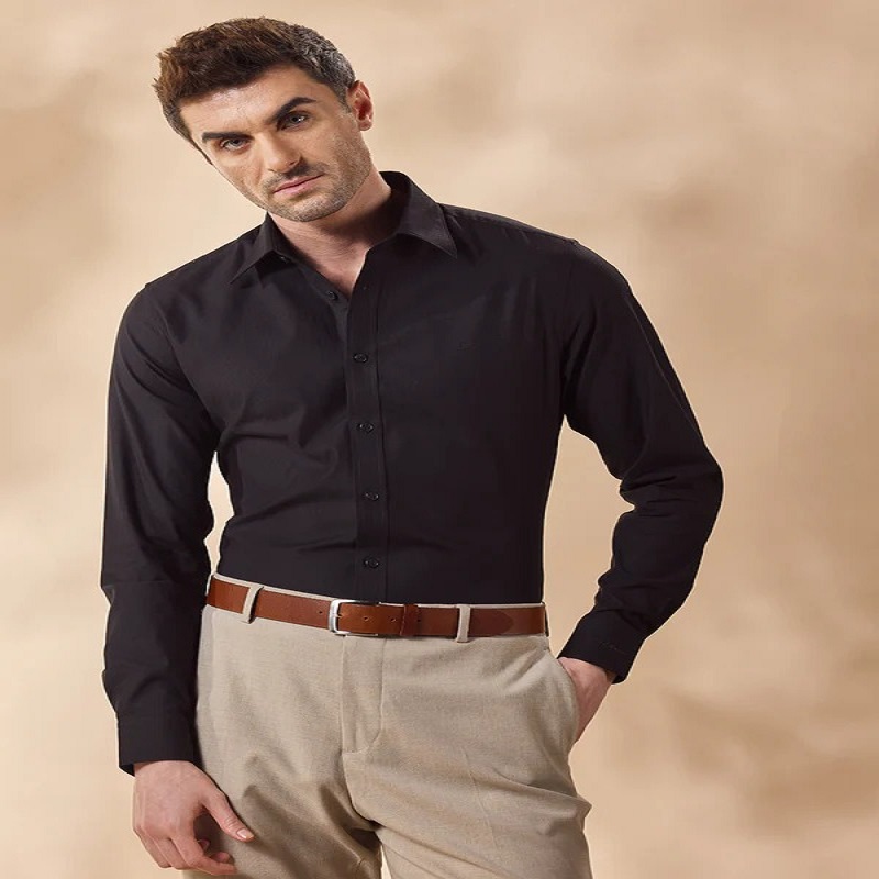 wear a black shirt with brown pants